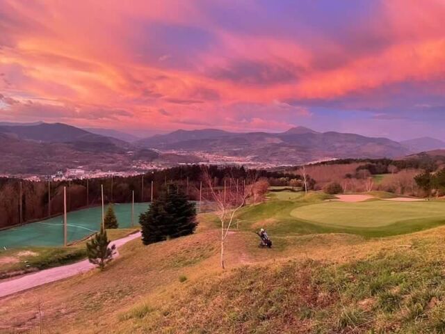 Foto enviada por @txerraatxaerandio de Uraburu golf Galdakao  Bizkaia ayer por la mañana. Gracias por compartir los momentos en el campo #comunidadgolf #golfbizkaia #golf #amanecer #campodegolf